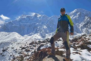 Poziranje pod goro Nanga Parbat.