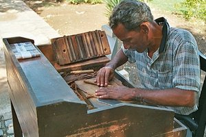 Tovarne cigar, kjer za škatlo odštejete petino evropske cene