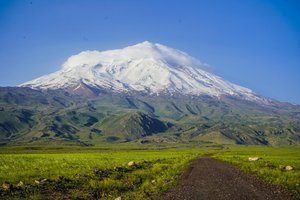 Pogleda na goro Ararat iz vasi Cevirme