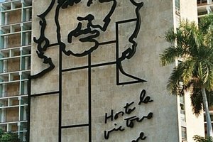 Kuba še vedno diha s Che Guevaro (stavba notranjega ministrstva)