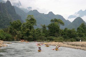 Kajakiranje v Vang Viengu