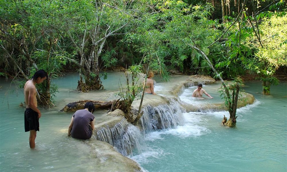 Kopanje na slapovih okoli Luang Prabanga