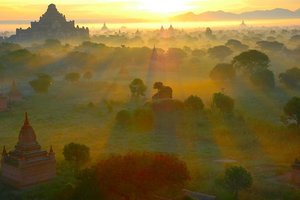 Sončni vzhod nad skoraj 1000 let starimi svetišči v Baganu