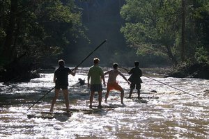 Rafting na bambusovem splavu