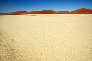 Posušeno jezero sredi puščave Namib