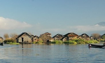 Pravljično jezero Inle s hiškami na kolih