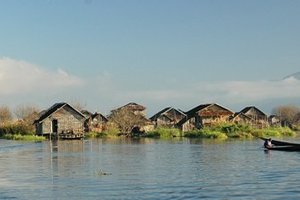 Pravljično jezero Inle s hiškami na kolih