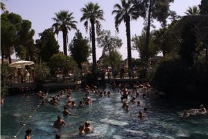 Kopanje v termalni zdravilni vodi, med starodavnimi grškimi kamni