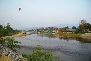 Z balonom nad Vang Viengom