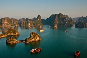 Zaliv Halong in apnenčasti otočki, Vietnam