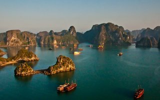 Zaliv Halong in apnenčasti otočki