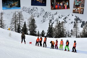 SMučanje v času šolskih počitnic, z brezplačno šolo smučanja za otroke in večerno animacijo