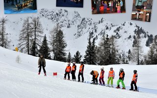 SMučanje v času šolskih počitnic, z brezplačno šolo smučanja za otroke in večerno animacijo
