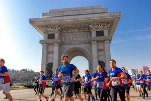 Šapci in naš vodnik Niks na maratonu