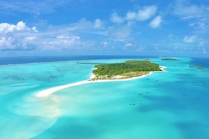 Maldivi, mix lokalnega otoka in resorta - 7192.jpg