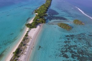 Maldivi, mix lokalnega otoka in resorta - 7194.jpg