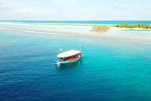 Maldivi, mix lokalnega otoka in resorta - 7196.jpg