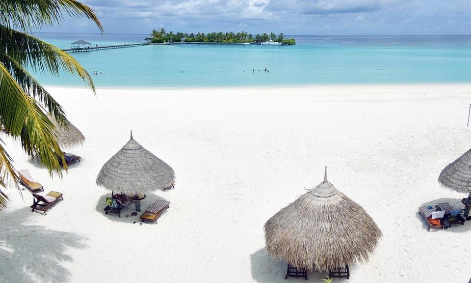 Maldivi, mix lokalnega otoka in resorta - 7197.jpg
